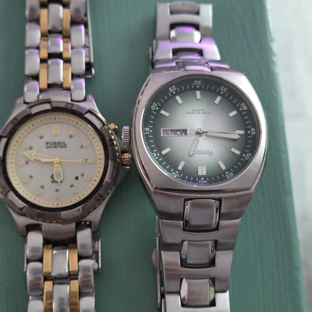 2 VINTAGE MENS WATCHES FOSSIL BLUE AND AMITRON BOTH NEED BATTERIES